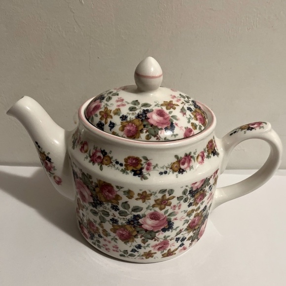 SADLER OLDE CHINTZ ENGLAND FLORAL TEAPOT VINTAGE Made for Victoria's Secret - Picture 1 of 11